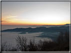 foto Colline nella nebbia al Tramonto